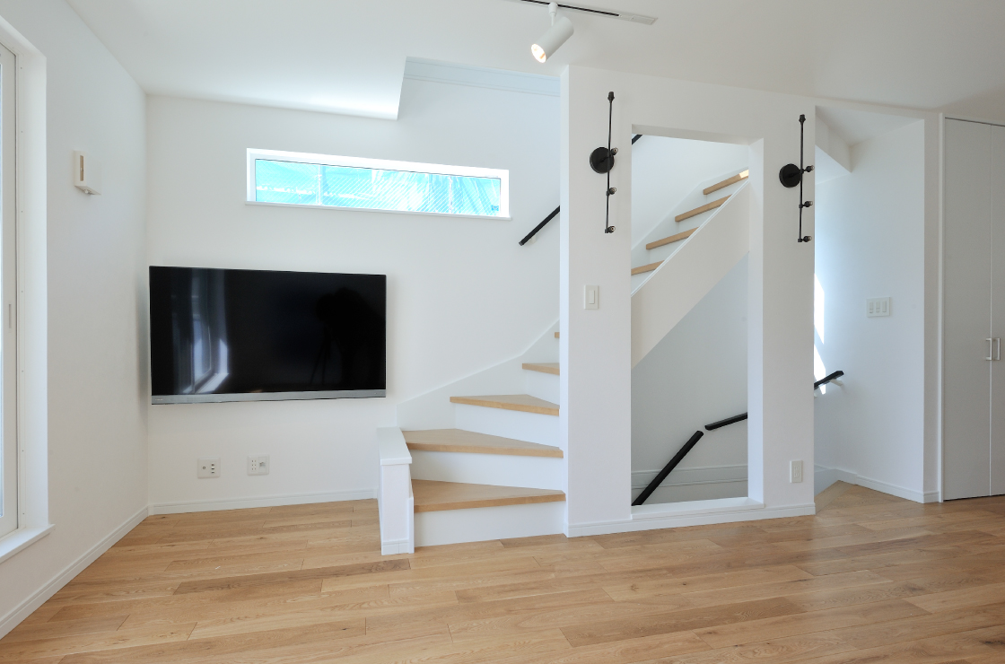 ハイサイドサッシと階段室の吹き抜けに窓を設置。