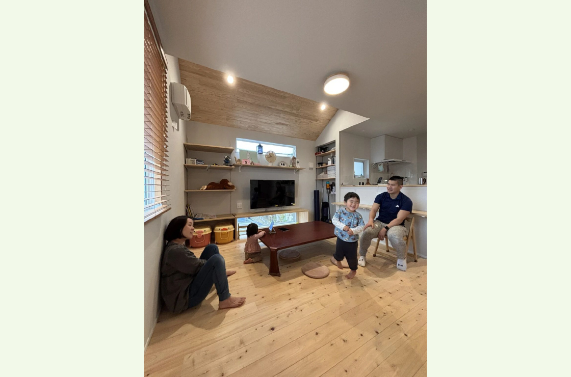 ハイサイドサッシと地窓からの採光。