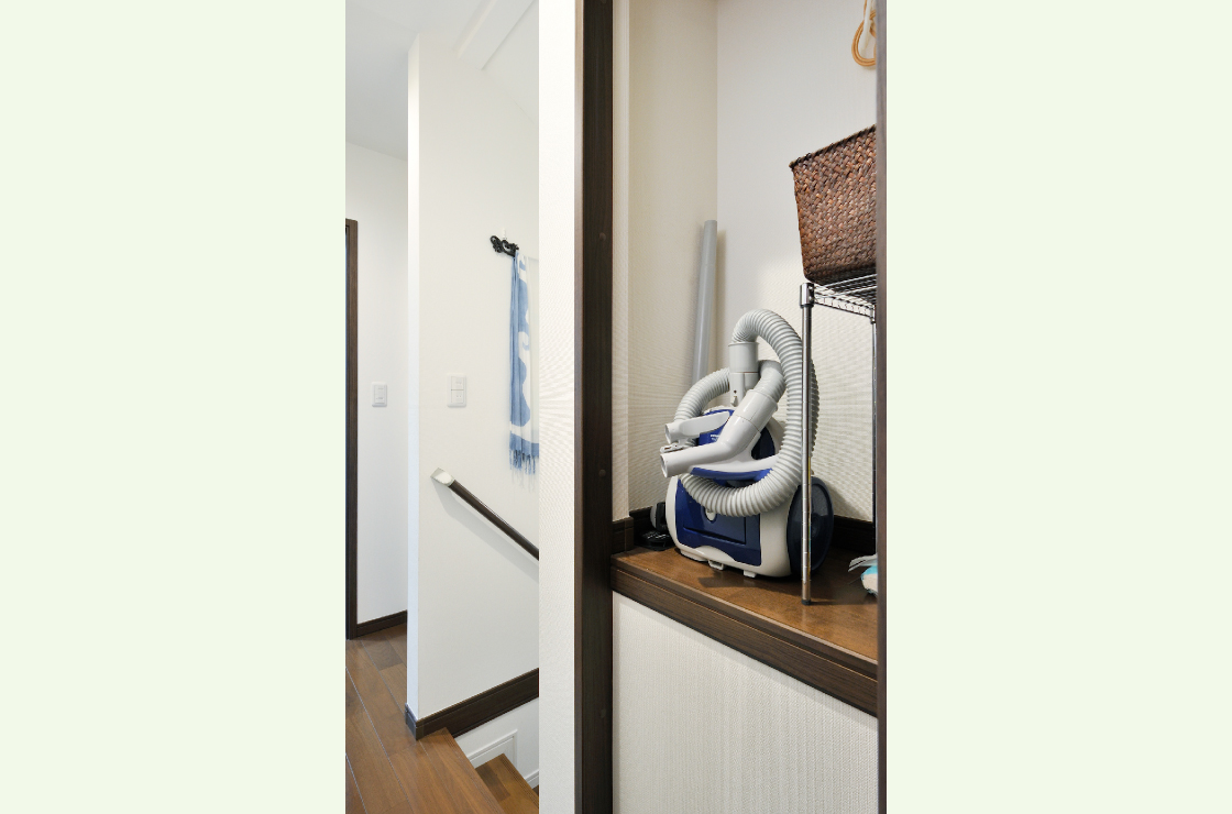 階段上の空きスペースを活用した2階の収納。屈まずに出し入れできると好評です。