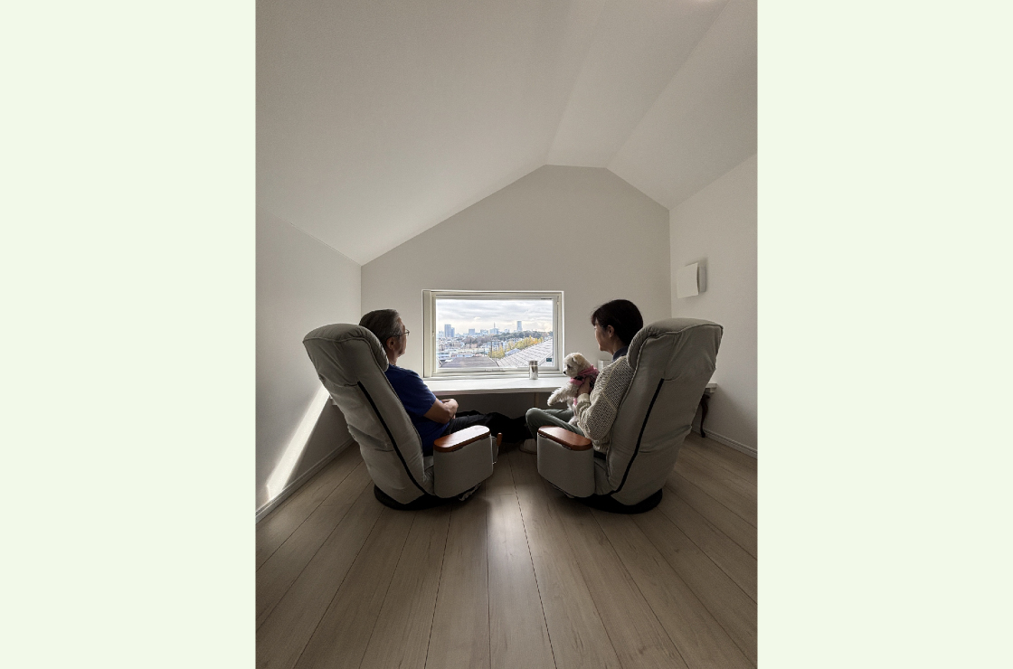 小屋裏に設けたラウンジ。