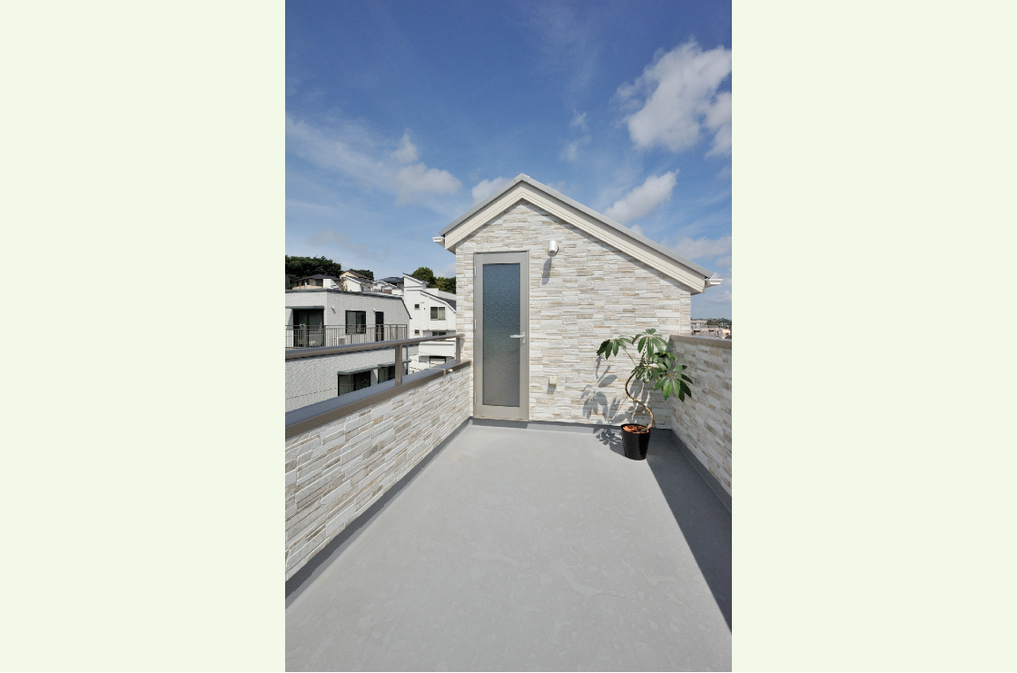 お庭替わりの屋上。冬場は、階段室に扇風機など、夏の季節モノを置く納戸として使われています。