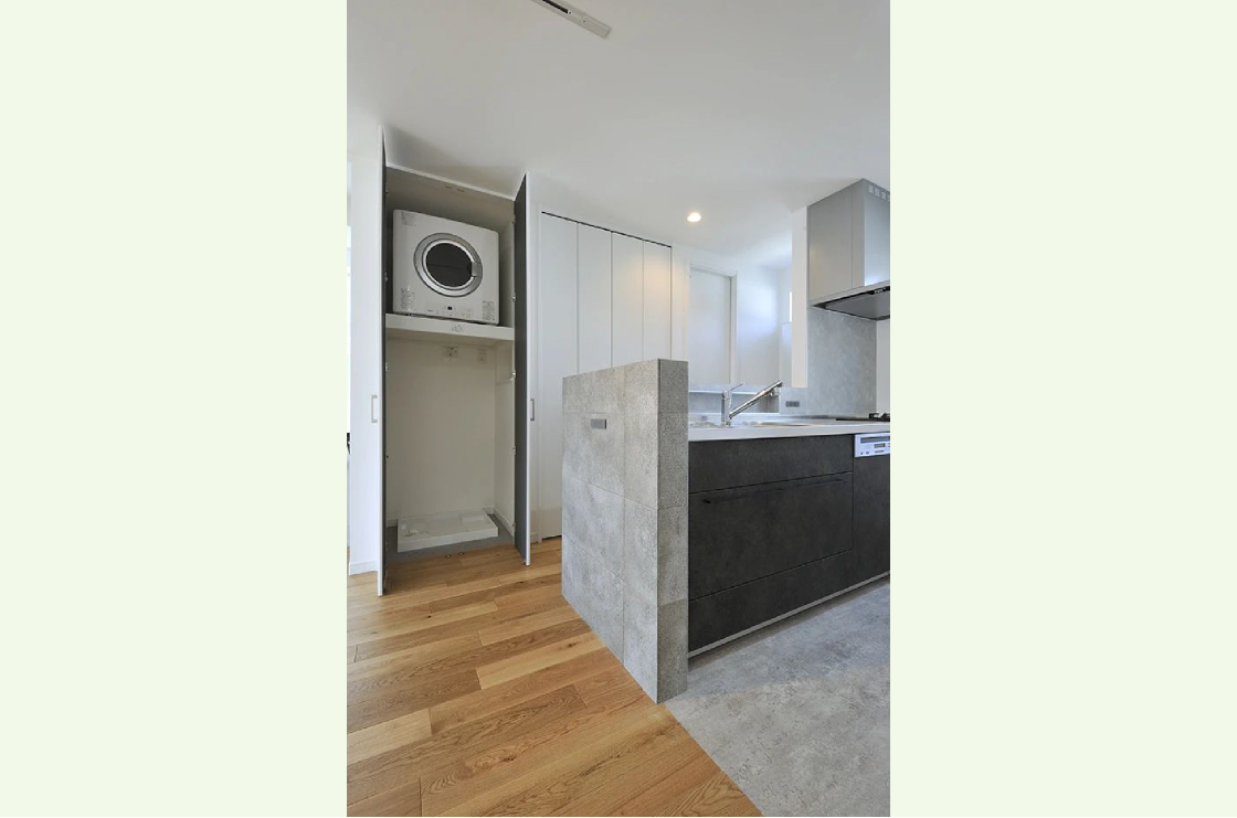 2階キッチンに設けた洗濯機と乾太くん。