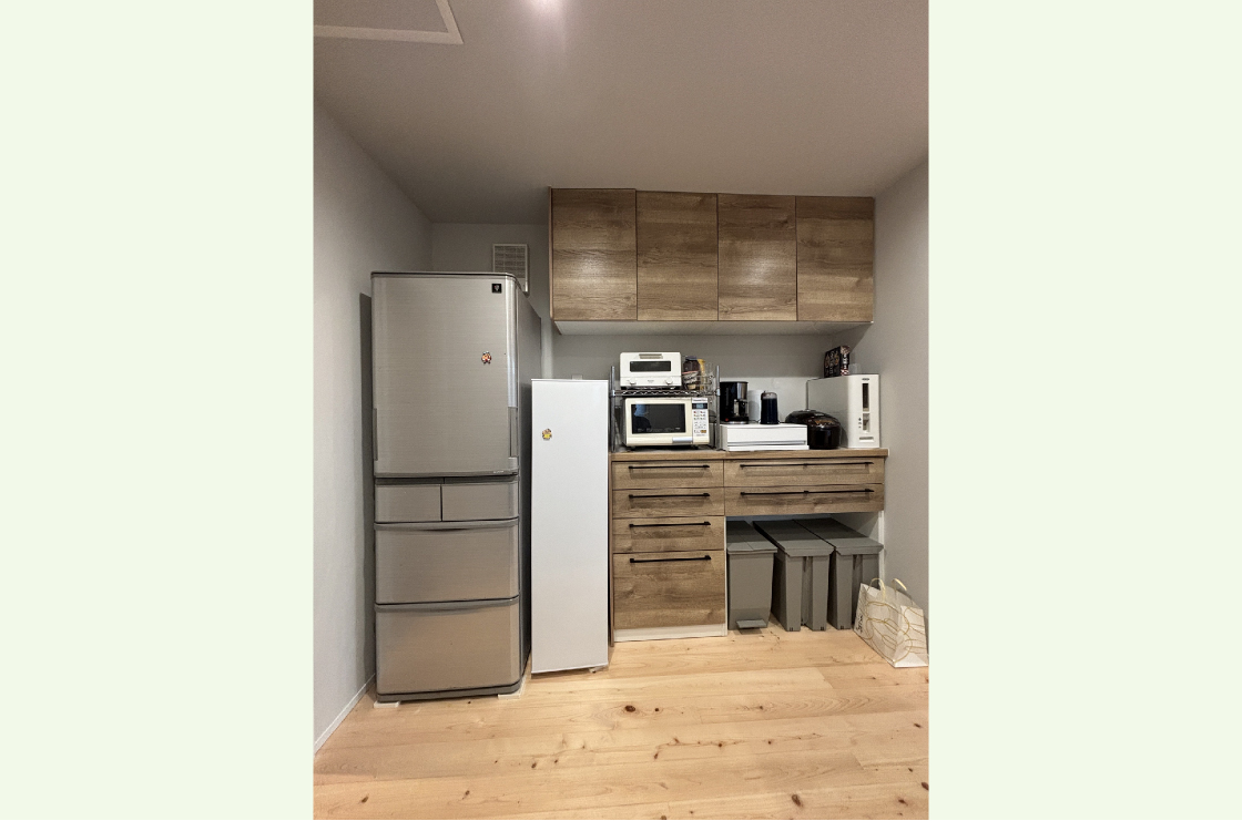 冷凍庫の位置まで考慮して造作したカップボード