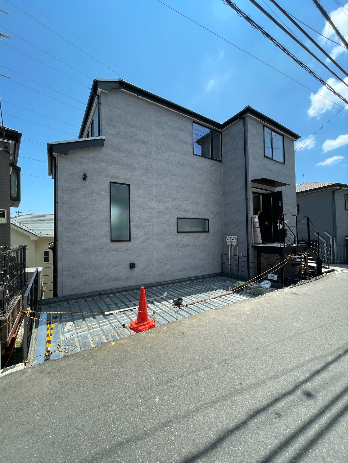 人工地盤で駐車場を確保した、陽当たり大逆転の家。