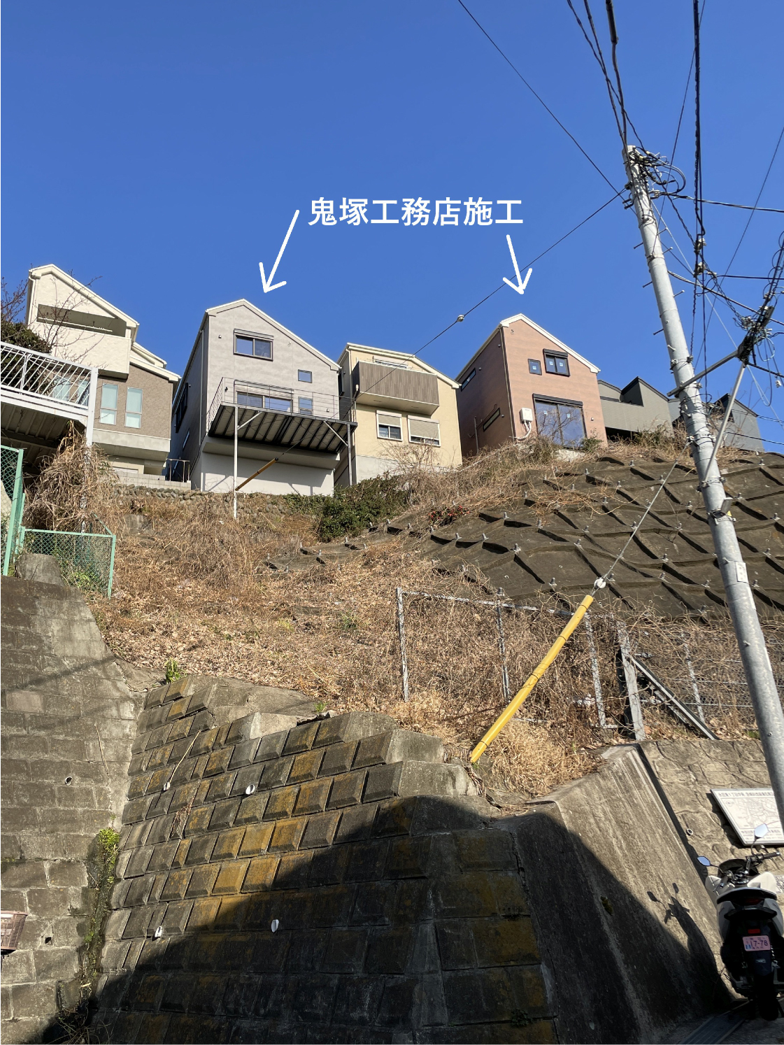 高台に建つ家。